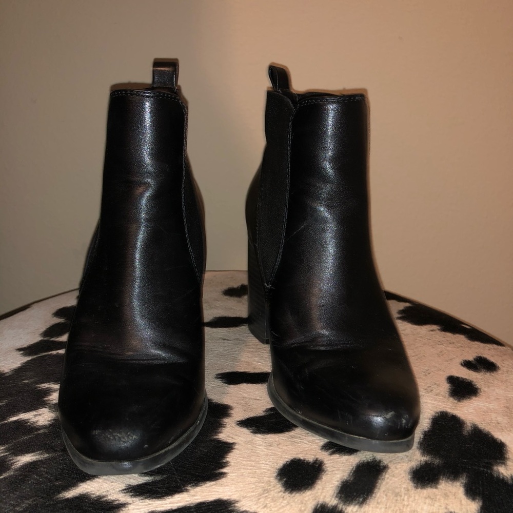Forever21 black heeled booties size 6